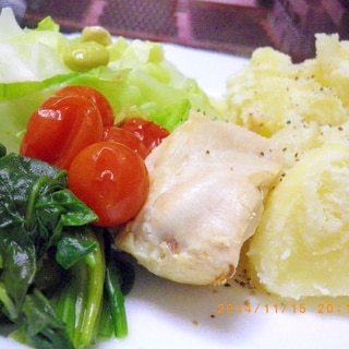茹で鶏と温野菜のガーリックバターソース